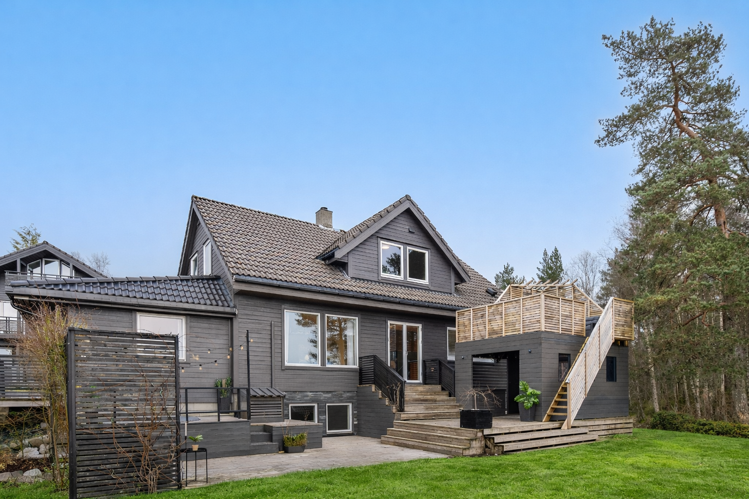Boligen kan skilte med et lekkert uteområde bestående av romslig terrasse, skjermet utestue og et øvre terrasseplan som gir flere brukssoner og optimale solforhold gjennom dagen. Galleribilde