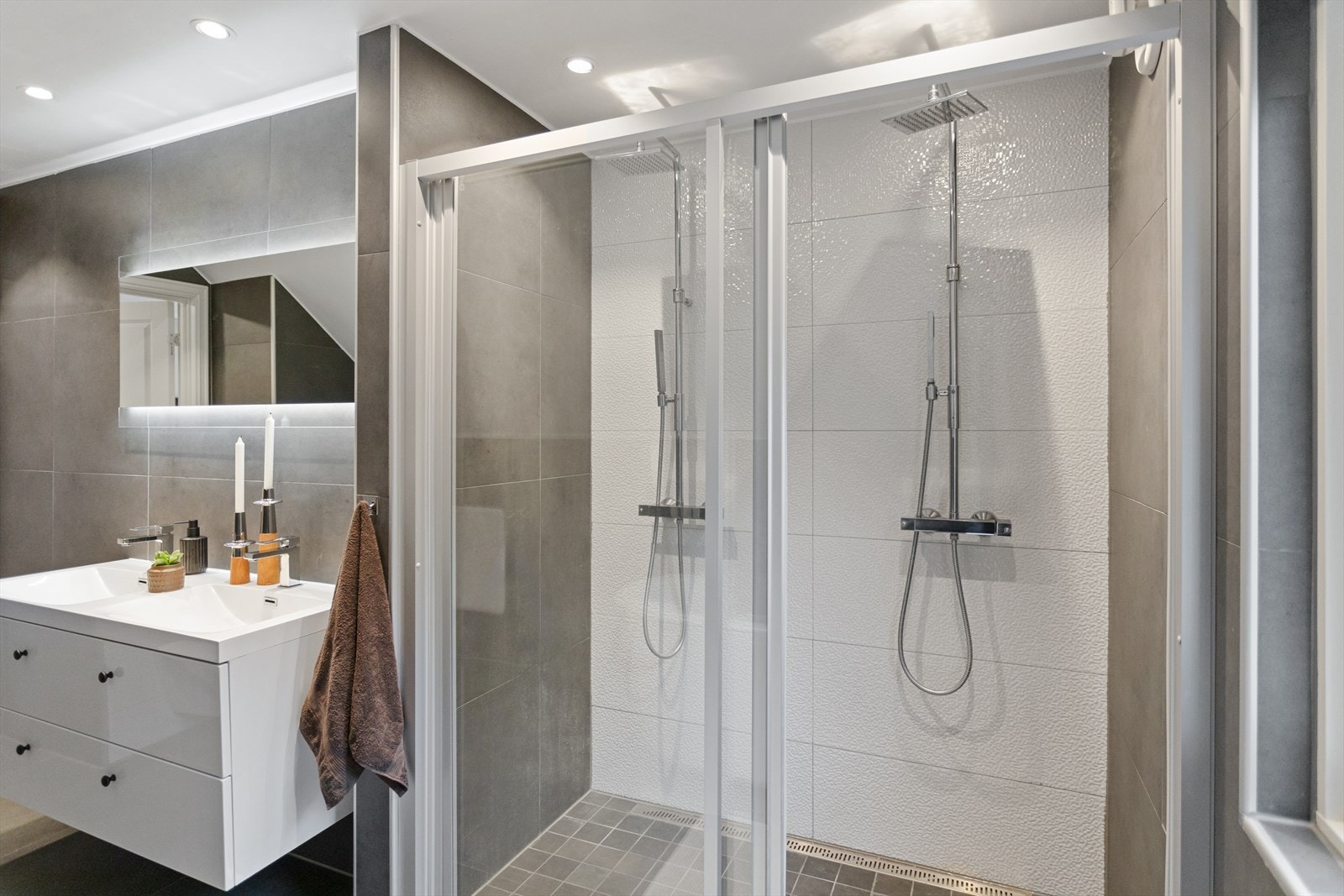 Romslig dobbeldusj med moderne armaturer gir ekstra komfort og funksjonalitet for både hverdag og helg. Galleribilde