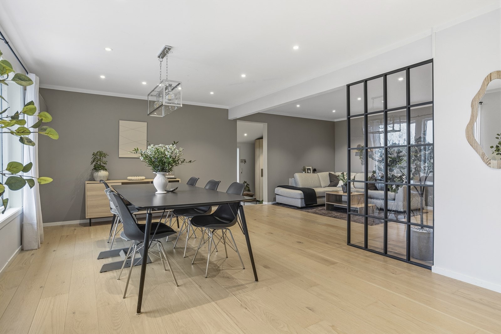 Stuen byr på nydelig lysinnslipp fra store vindusflater og en åpen planløsning som skaper gode, sammenhengende rom. En innbydende sone perfekt for både hverdag og sosiale anledninger. Galleribilde