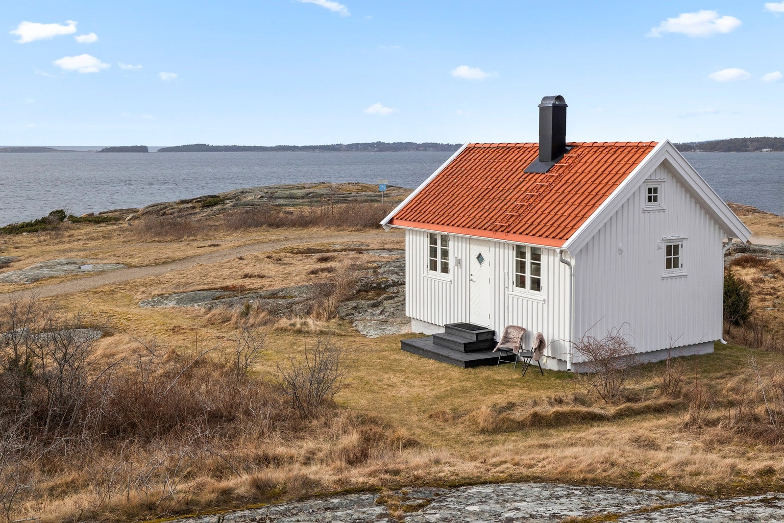 Solrike dager og sjøen bare noen meter unna Galleribilde