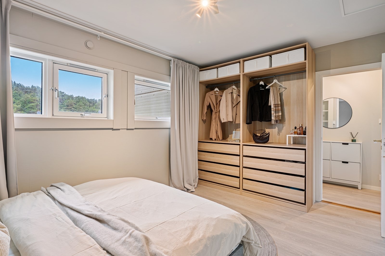 - Rikelig med plass til klær og tilbehør - Galleribilde