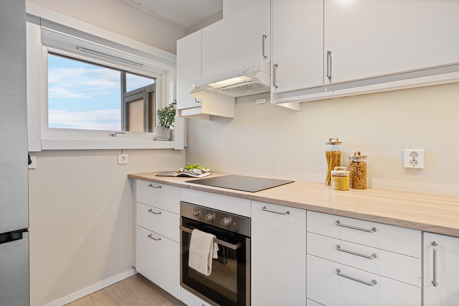 - Lys og tidløs kjøkkeninnredning fra 2018 - Galleribilde