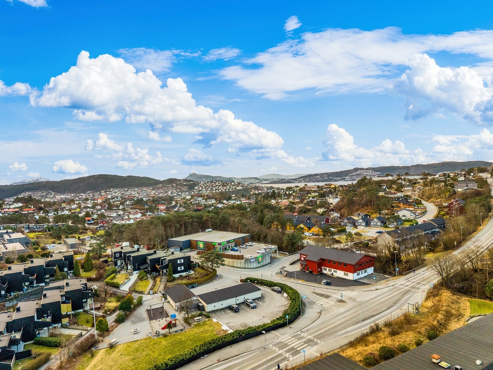 - Du finner også Kiwi, Åsane senter og Horisont innen gangavstand - Galleribilde