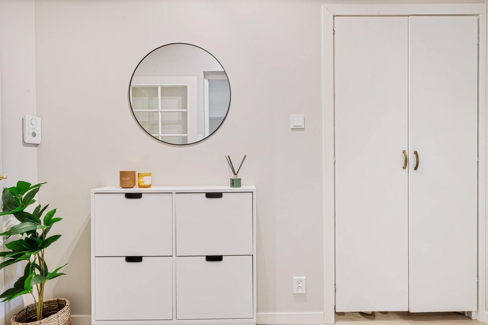 - Boligen gir et godt førsteinntrykk med en innbydende entré på 1,3 m² og en gang på 6 m² - Galleribilde