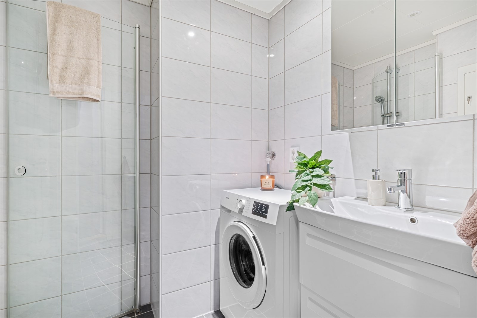 - Badet er også utstyrt med opplegg for vaskemaskin - Galleribilde