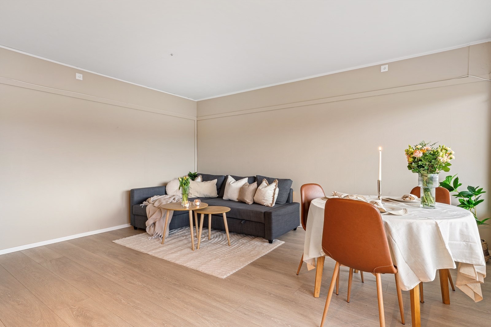 - Stuen på 20,9 m² blir til et naturlig samlingspunkt - Galleribilde