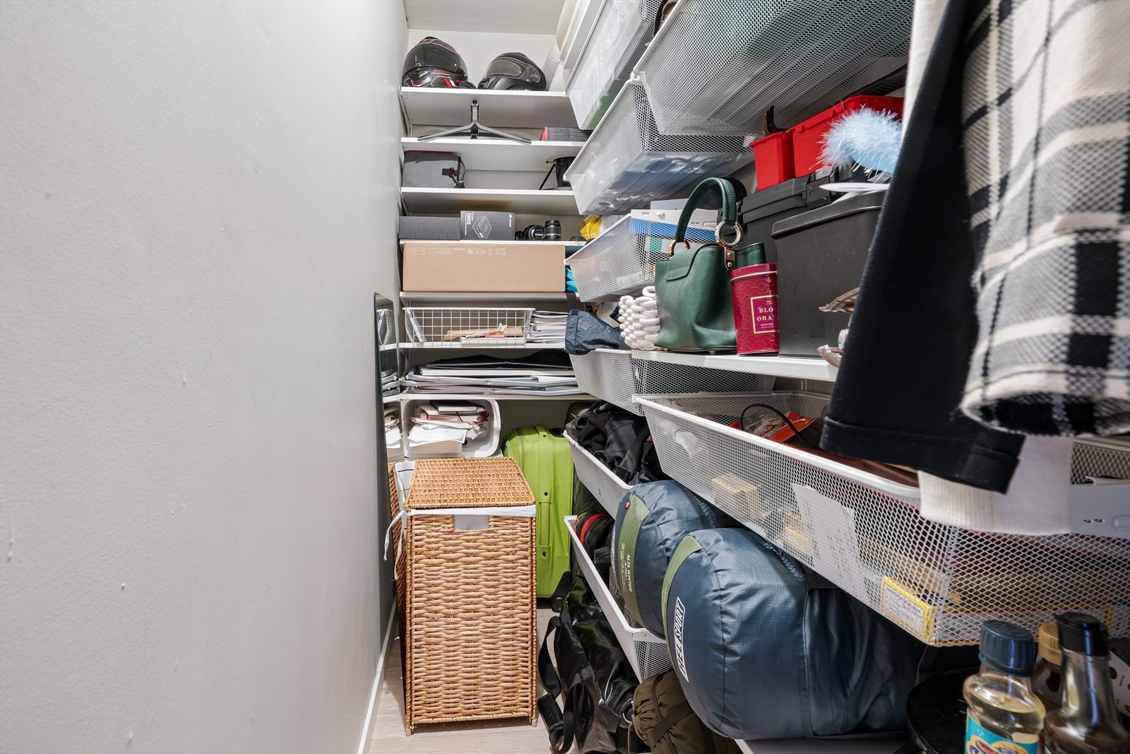 - Praktisk bod på 1,7 m², smart utnyttet med rikelig oppbevaringsplass - Galleribilde