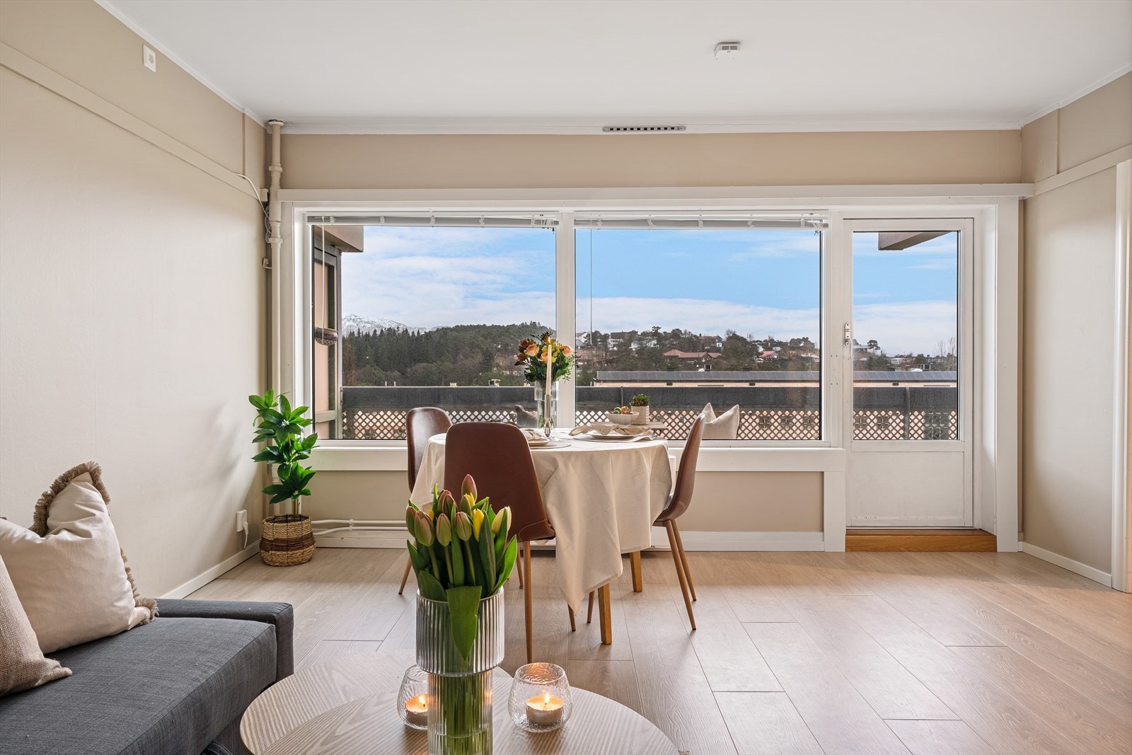 - Leiligheten har et totalt areal på 57 m² (BRA-i) og inneholder entré, gang, soverom, bad, bod, stue og kjøkken - Galleribilde