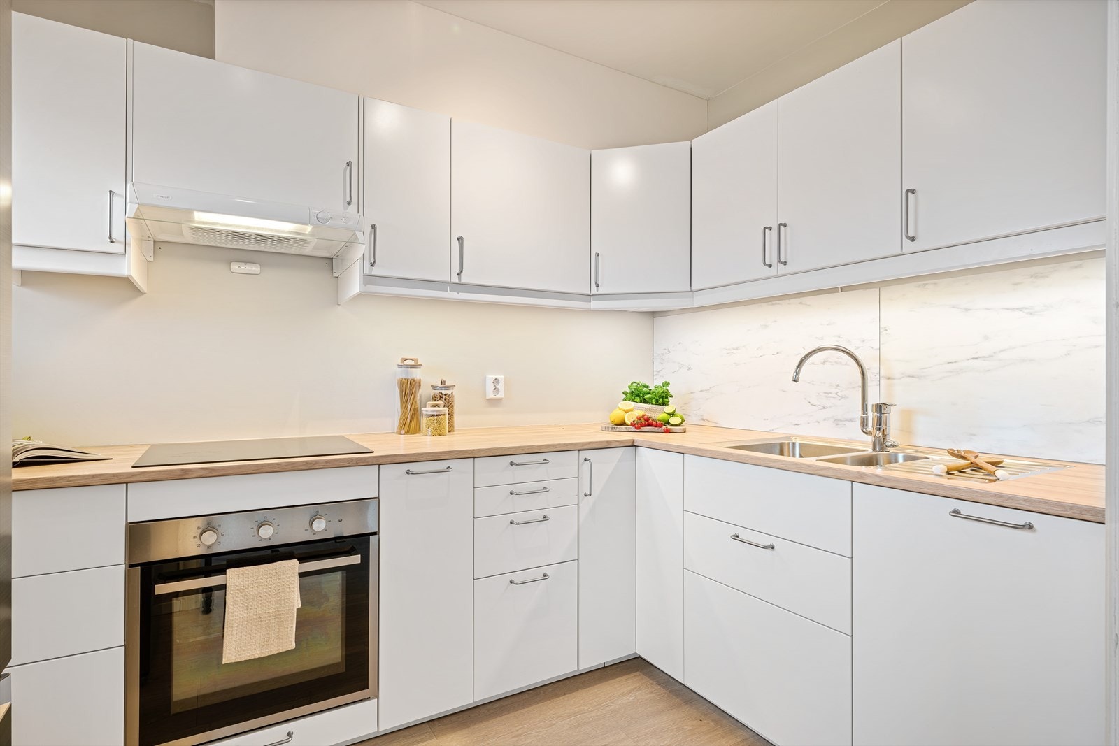 - Det er rikelig med skap- og benkeplass - Galleribilde