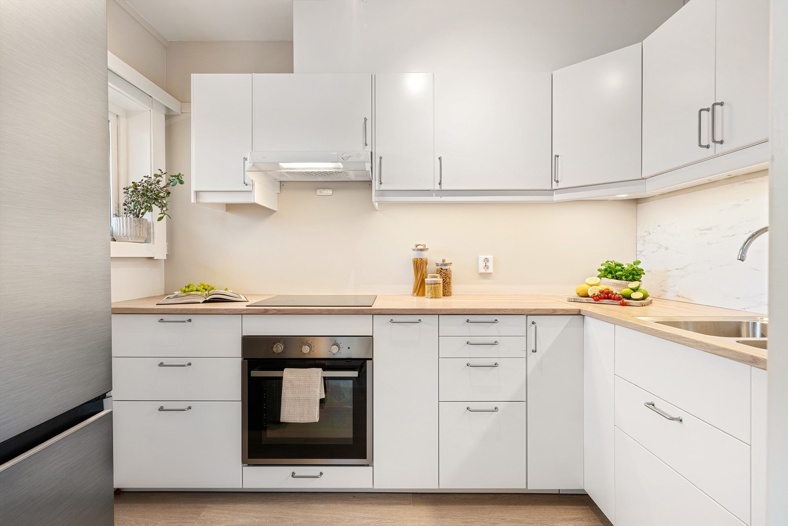 - Kjøkkeninnredningen har slette fronter og benkeplate i laminat - Galleribilde