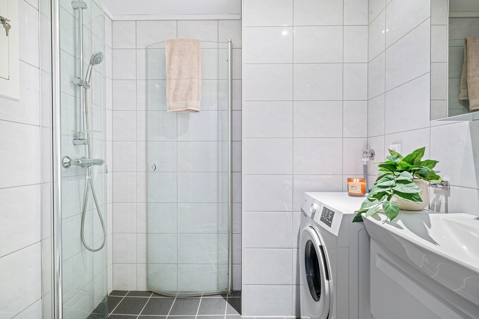 - Badet er innredet med benkeskap med servant, dusjdører og vegghengt toalett - Galleribilde