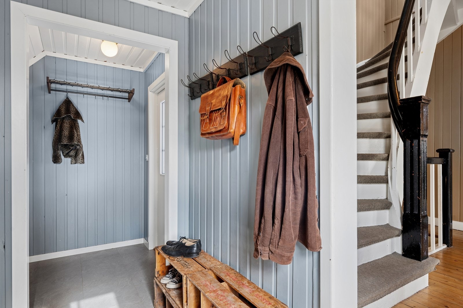Entré/gang med god plass å henge av seg yttertøy. Galleribilde