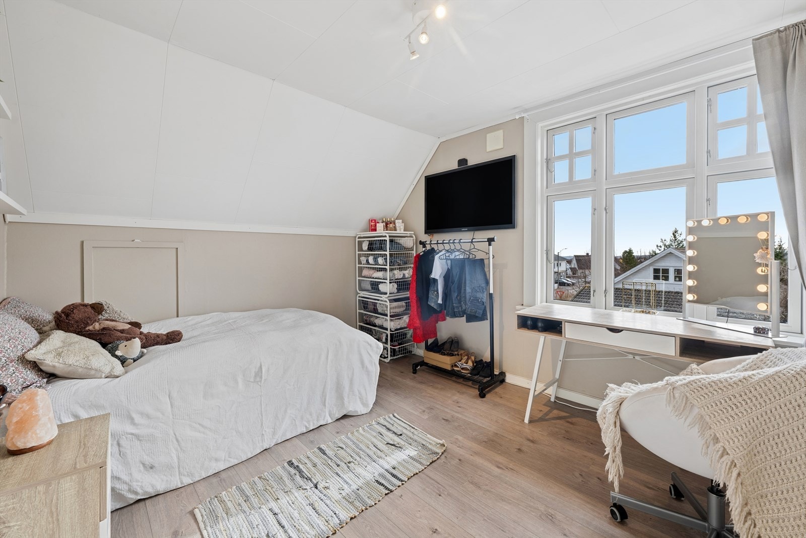 Hovedsoverommet i 2. etg har stor gulvflate og vindu mot syd. Galleribilde