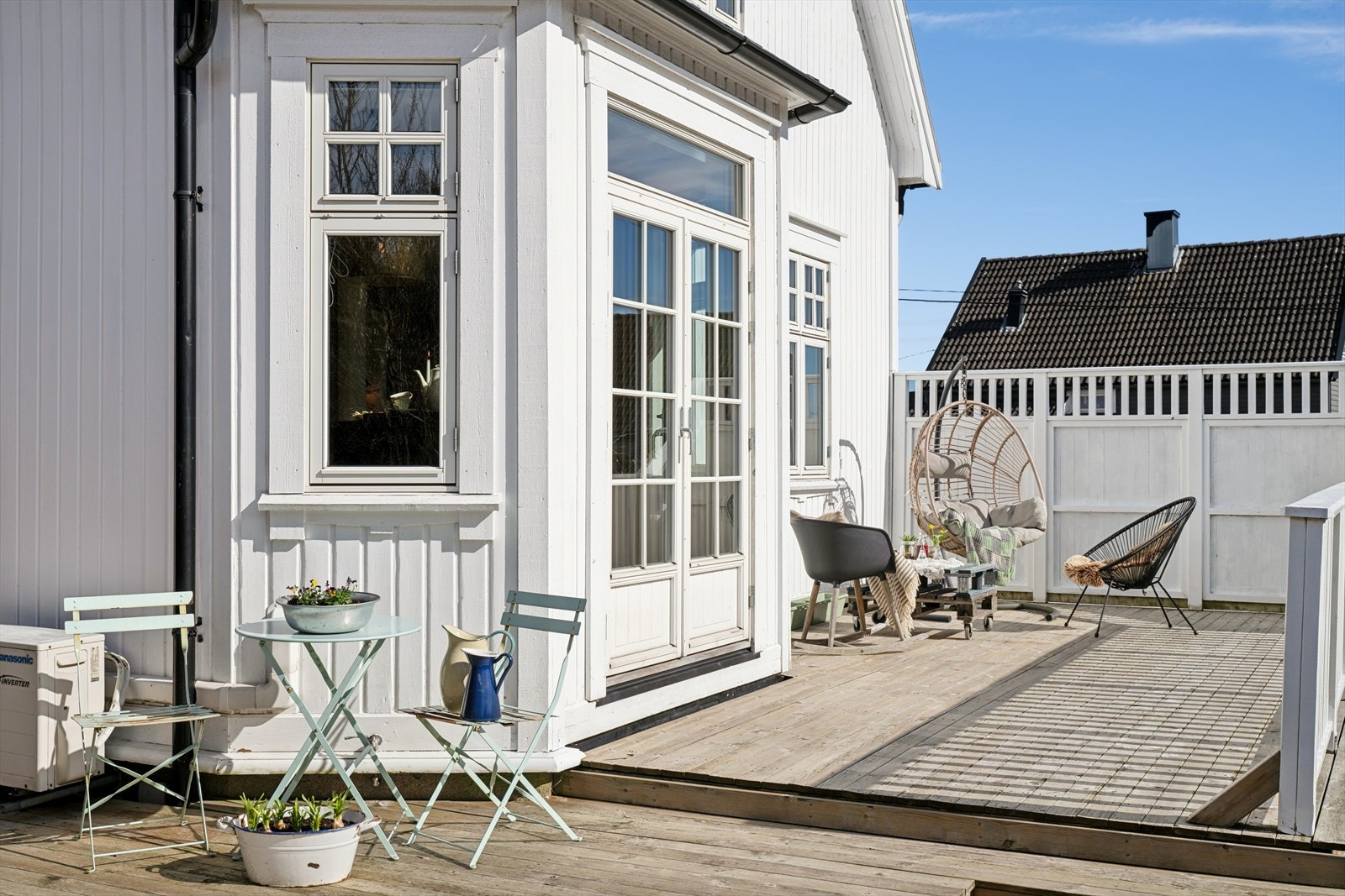 Fra spisestua er det utgang til terrassen mot syd og vest. Galleribilde