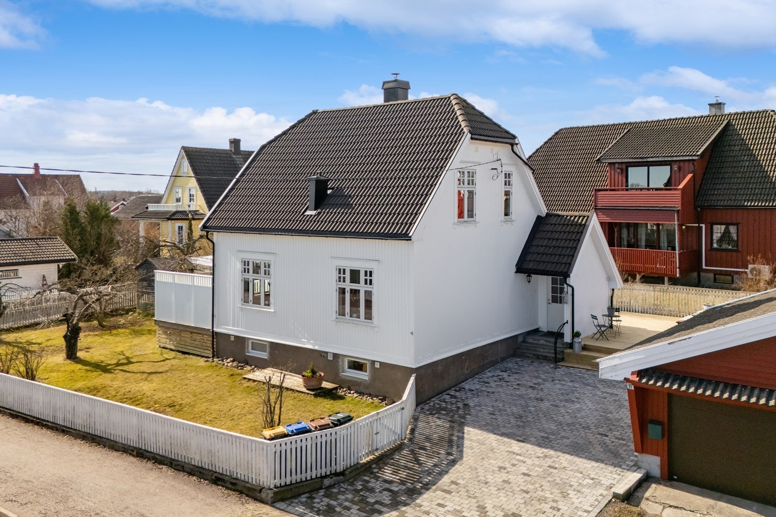 Boligen ligger på en romslig og solrik hjørnetomt. Galleribilde