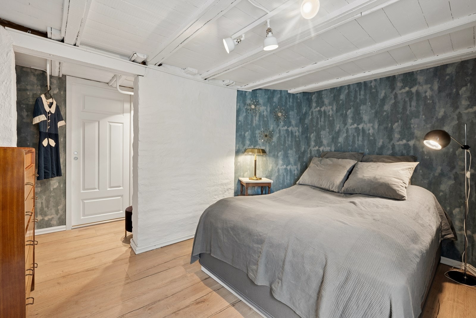 Stort soverom og delvis åpent garderoberom. Galleribilde