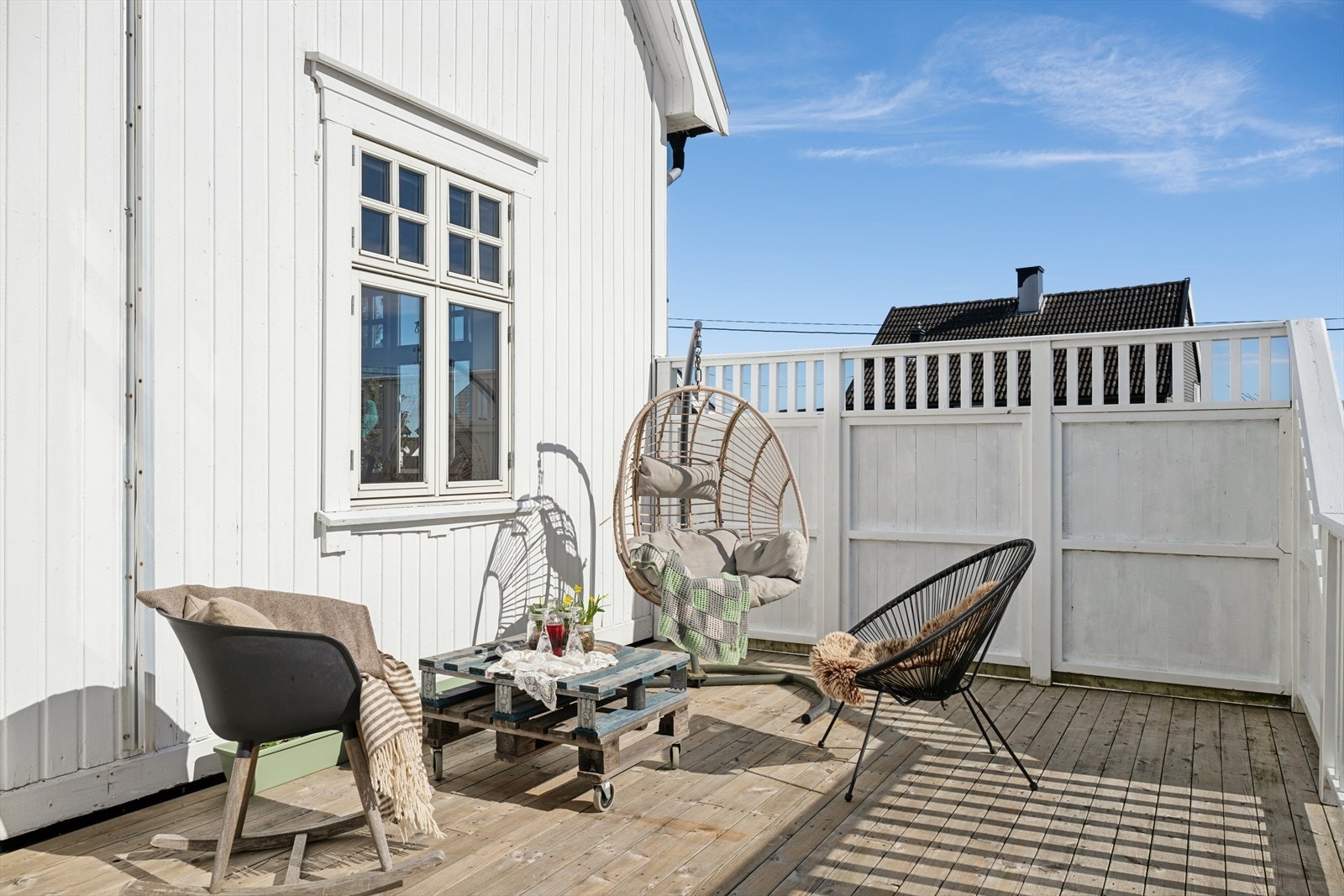 Her er det skjermende levegger og god plass til store utemøbler. Galleribilde