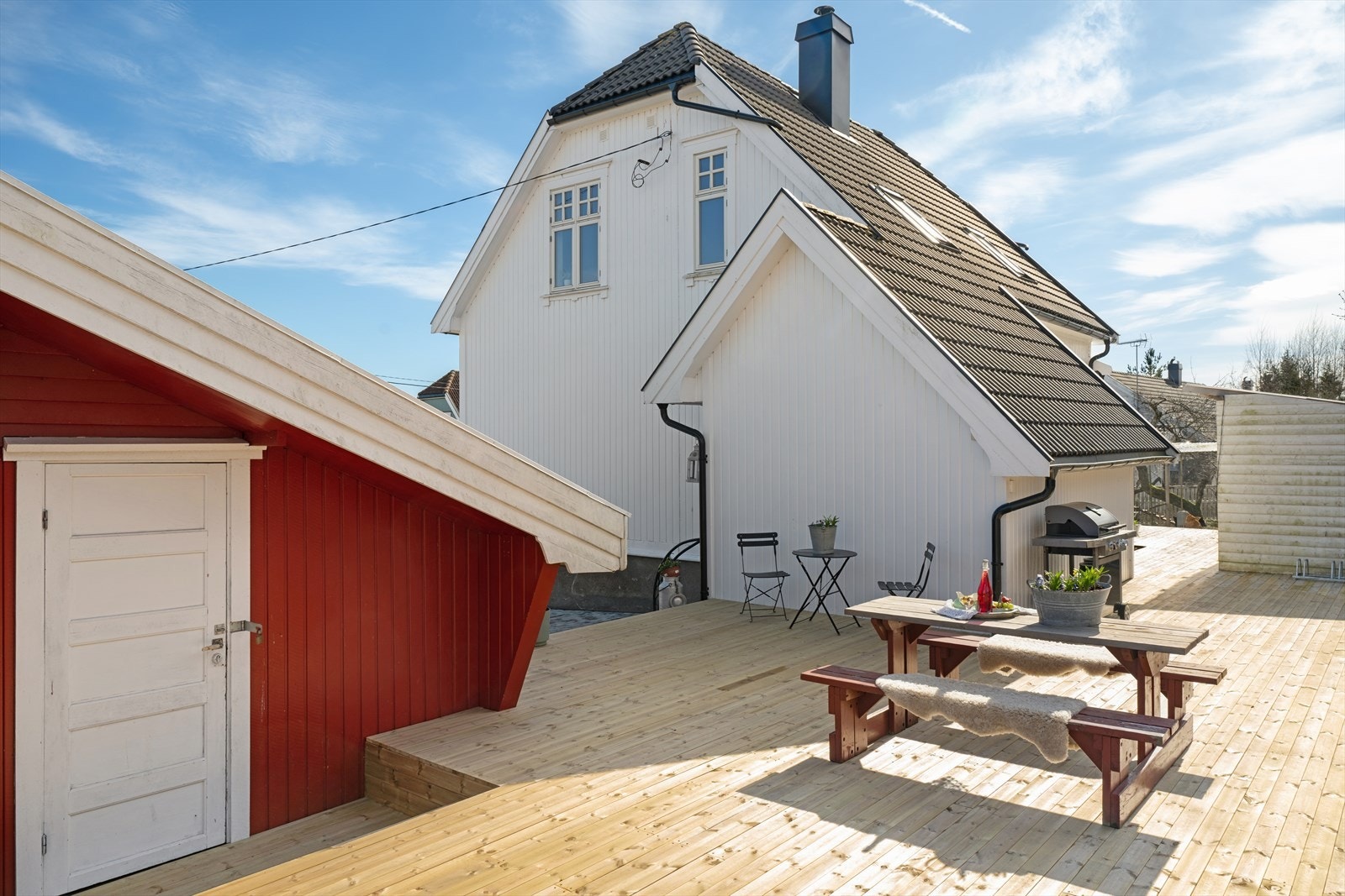 Eiendommen har store og usjenerte uteplasser hvor man kan følge sola hele dagen! Galleribilde