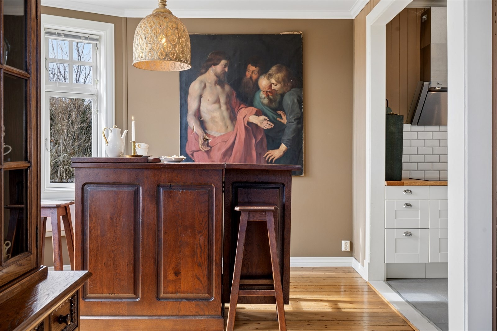 I 1. etg er det god takhøyde og flere originale tregulv. Galleribilde