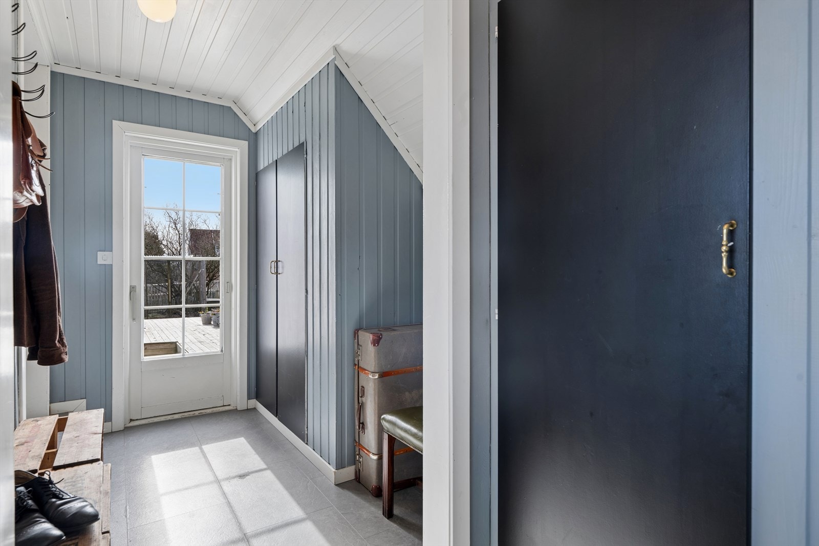 I entreen er det innebygde skap og direkte utgang til terrassen mot vest. Galleribilde