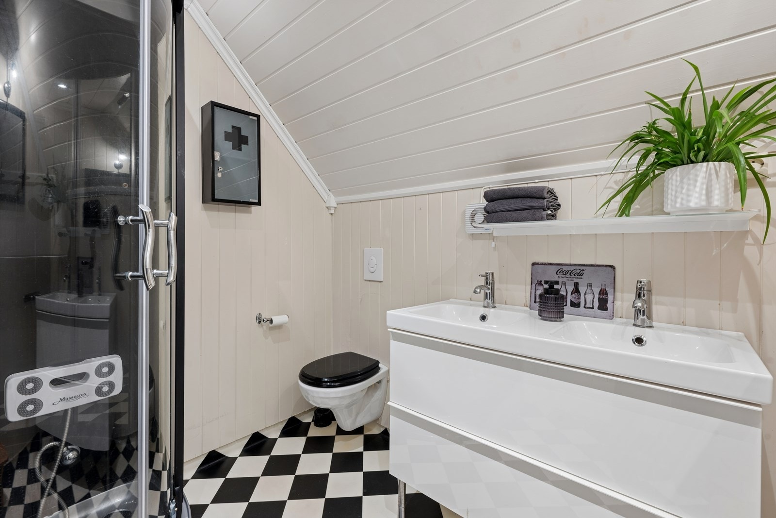 Fullverdig bad i 2. etg med veggmontert wc, dusjkabinett og dobbel servant. Galleribilde