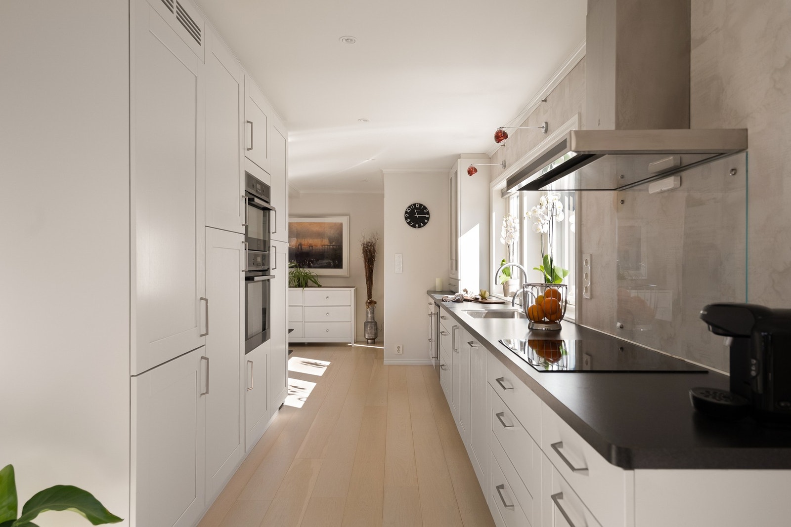 Nedfelt rutfri vask med ett greps blandebatteri. I tillegg Quooker for kokende vann omtrent umiddelbart. Galleribilde