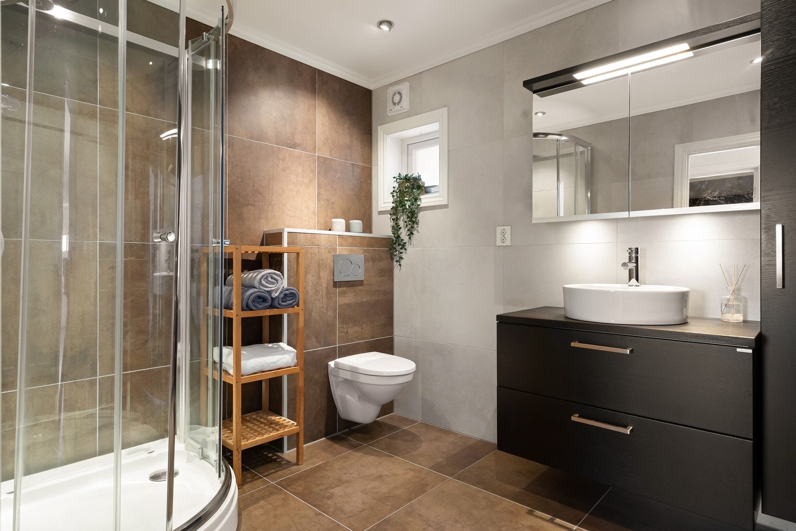 Flislagt gulv og vegger med storformatflis. Galleribilde