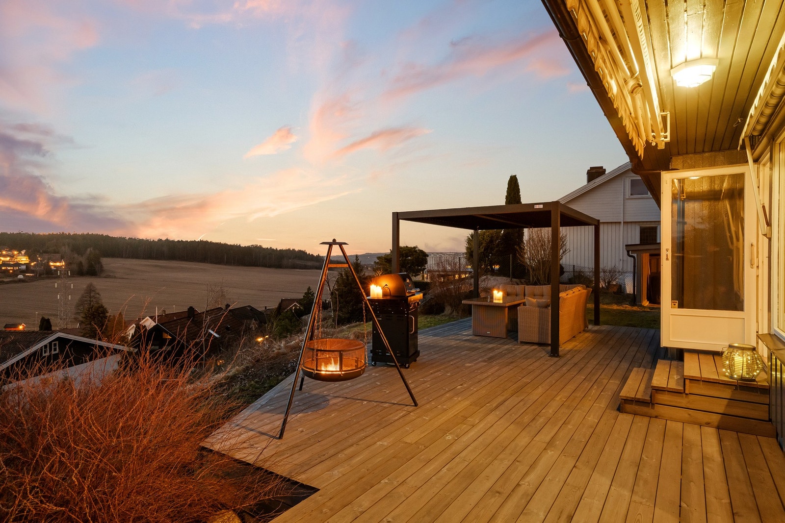 Solrik platting med god plass til utemøbler - perfekt for hyggelige sommerdager. Galleribilde
