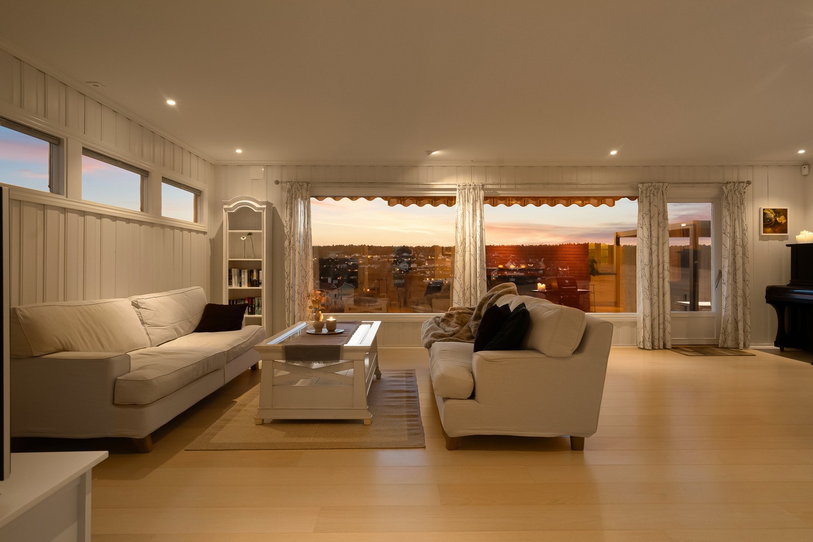 Lys og romslig stue med store vindusflater som slipper inn rikelig med naturlig lys. Galleribilde