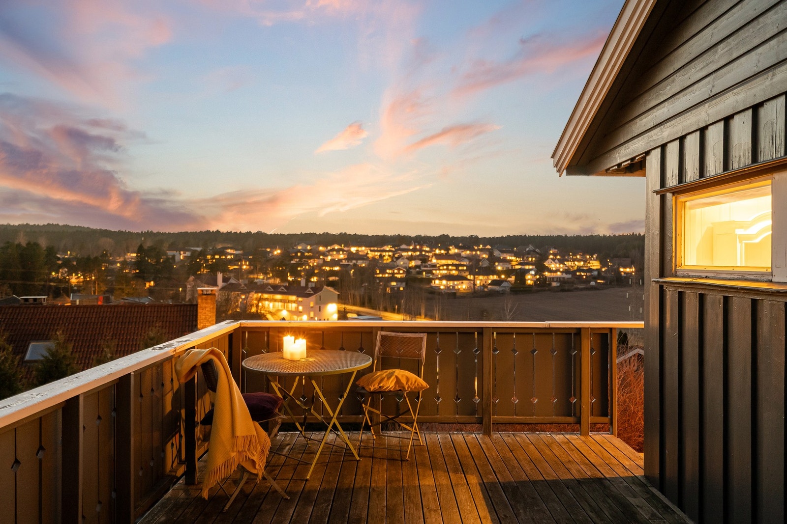 Lun og hyggelig terrasse - et perfekt sted å trekke seg tilbake og nyte rolige stunder Galleribilde