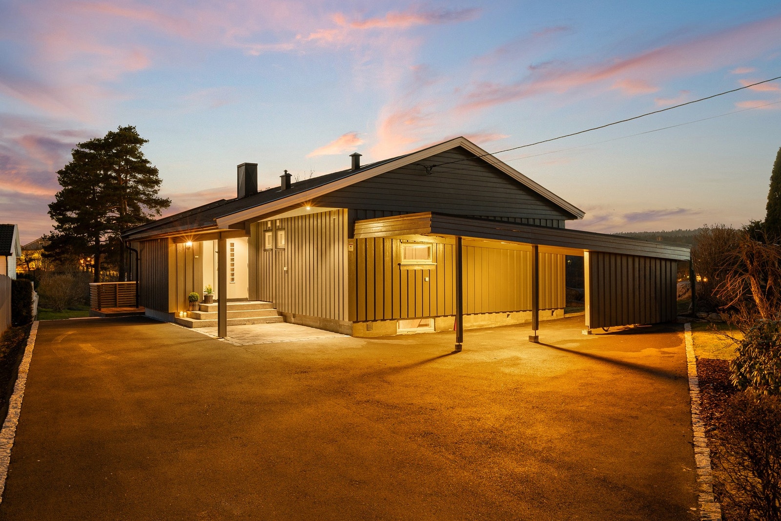 Ny steinlagt gårdsplass og asfaltert adkomst fra 2024 Galleribilde