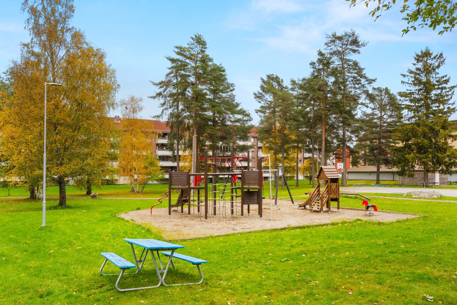 Borettslagets fellesarealer er pent opparbeidede med lekeplass, grill og flere sittegrupper. Galleribilde