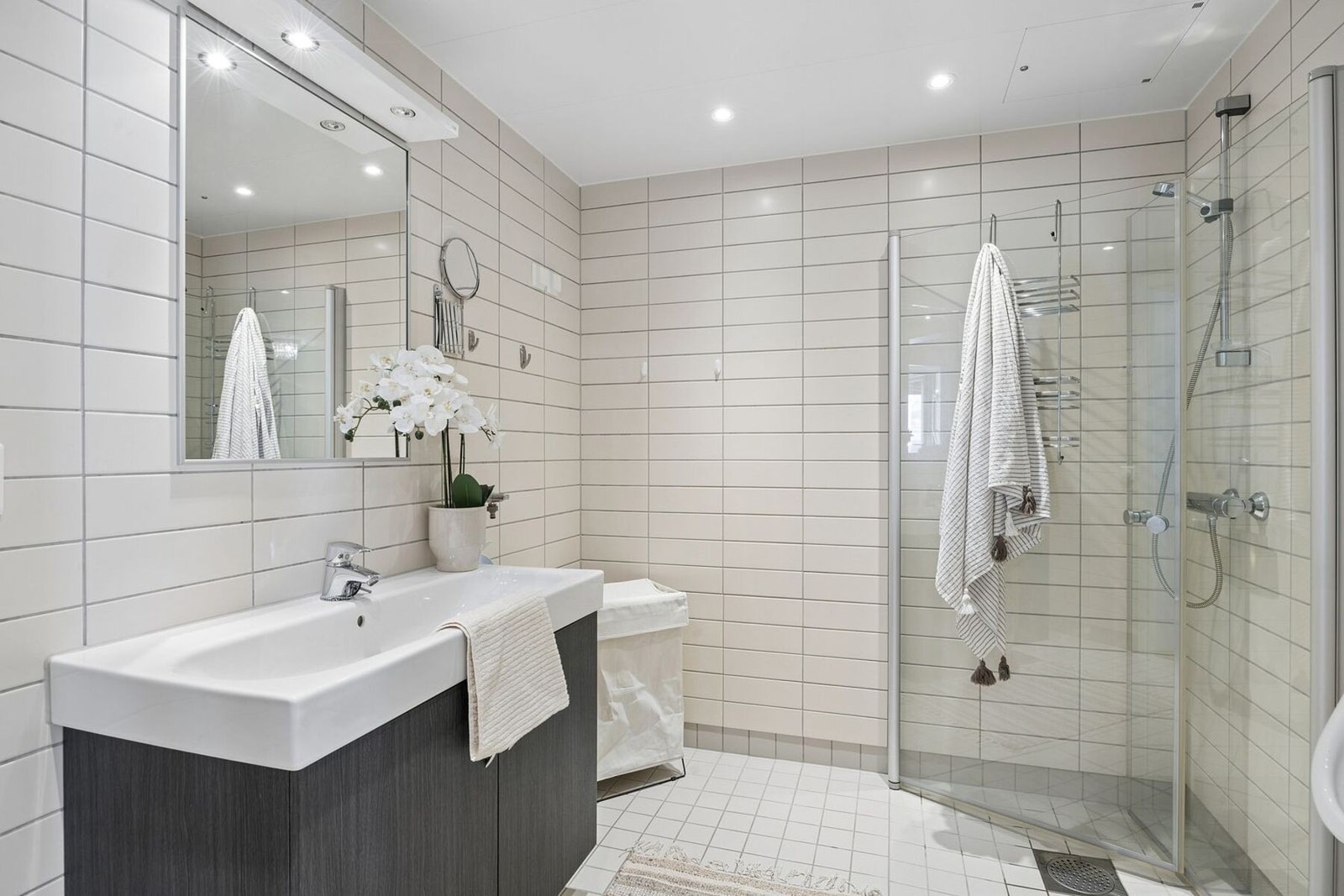 Det andre badet i leiligheten er også av høy standard som bidrar til en god start og avslutning på dagen. Galleribilde