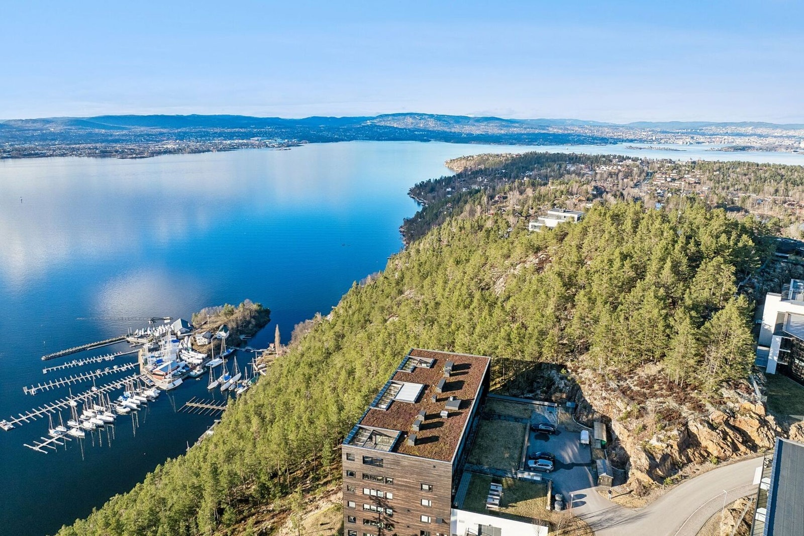 Nærområdet tilbyr et rikt friluftsliv med kort vei til strandpromenaden, badeplasser og turstier. Nesoddmarka byr på flotte turmuligheter både sommer og vinter, med lysløyper og et godt utbygget skiløypenett på ca. 110 km. Galleribilde