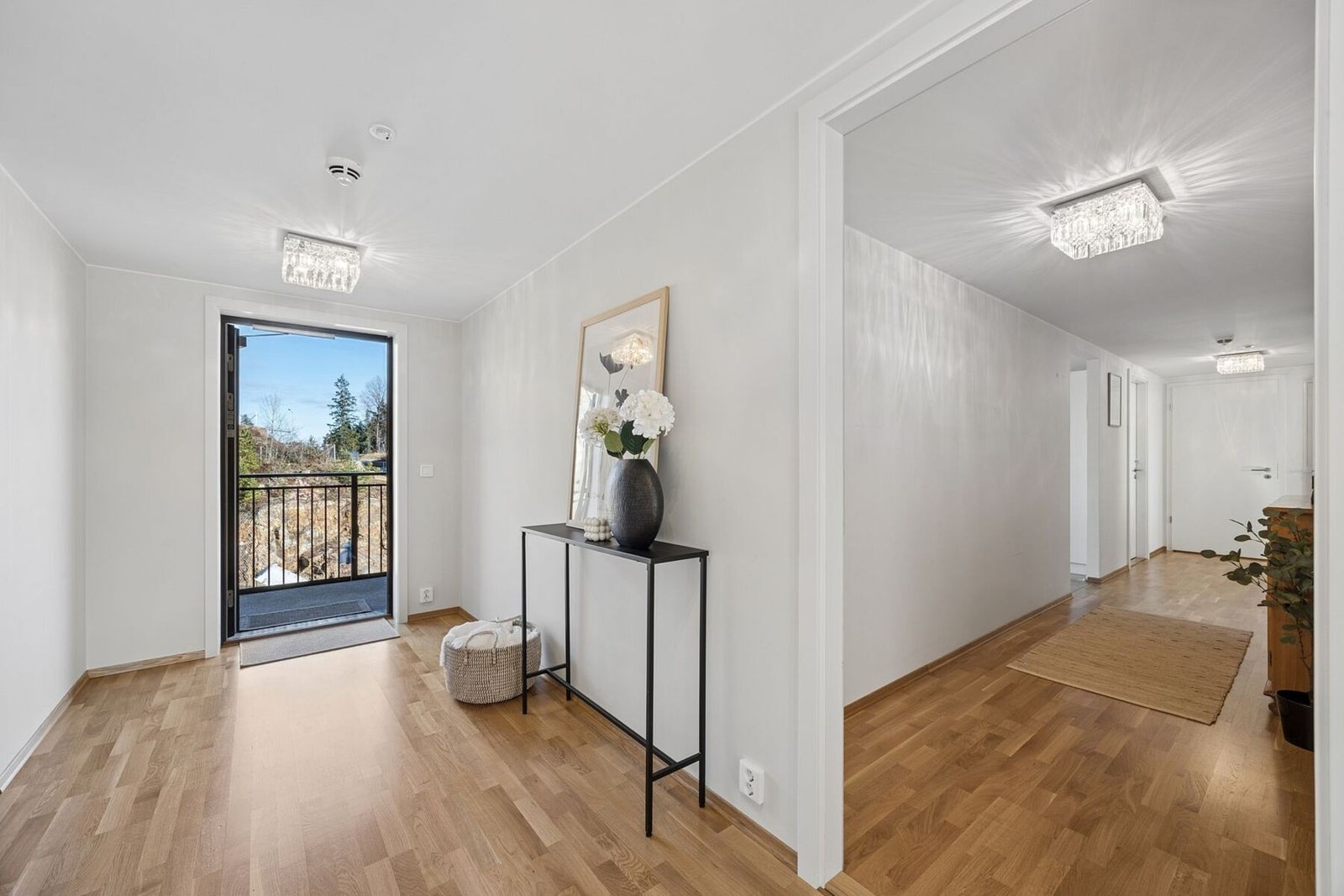 Velkommen inn!
Leiligheten ønsker deg velkommen med en romslig og elegant entré, som setter standarden for boligen allerede ved ankomst. Med heisadkomst direkte til etasjen får du en komfortabel og enkel hverdag. Galleribilde