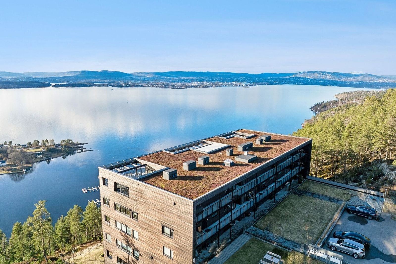Bygningen er oppført iht. prinsippene i Teknisk forskrift 2010. Bygningen ble oppført av entreprenør Betonmast AS. Galleribilde