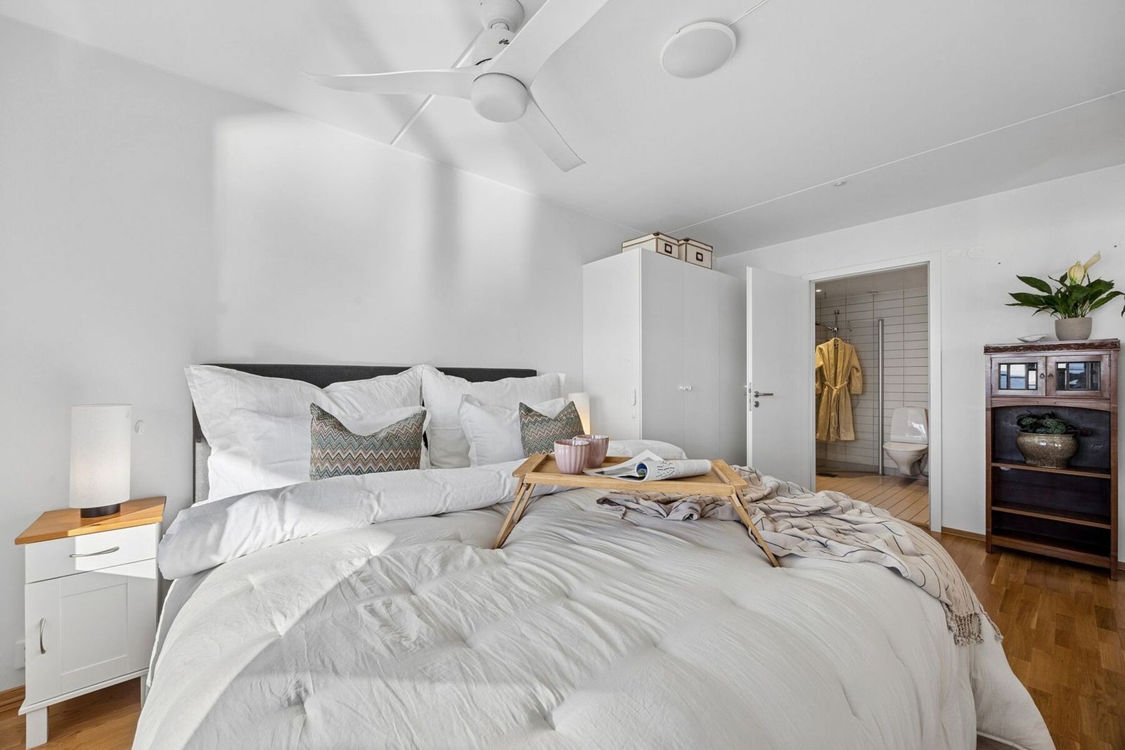Som en ekstra kvalitet har hovedsoverommet direkte adkomst til et av leilighetens lekre bad, noe som gir en eksklusiv hotellfølelse i hverdagen. Galleribilde