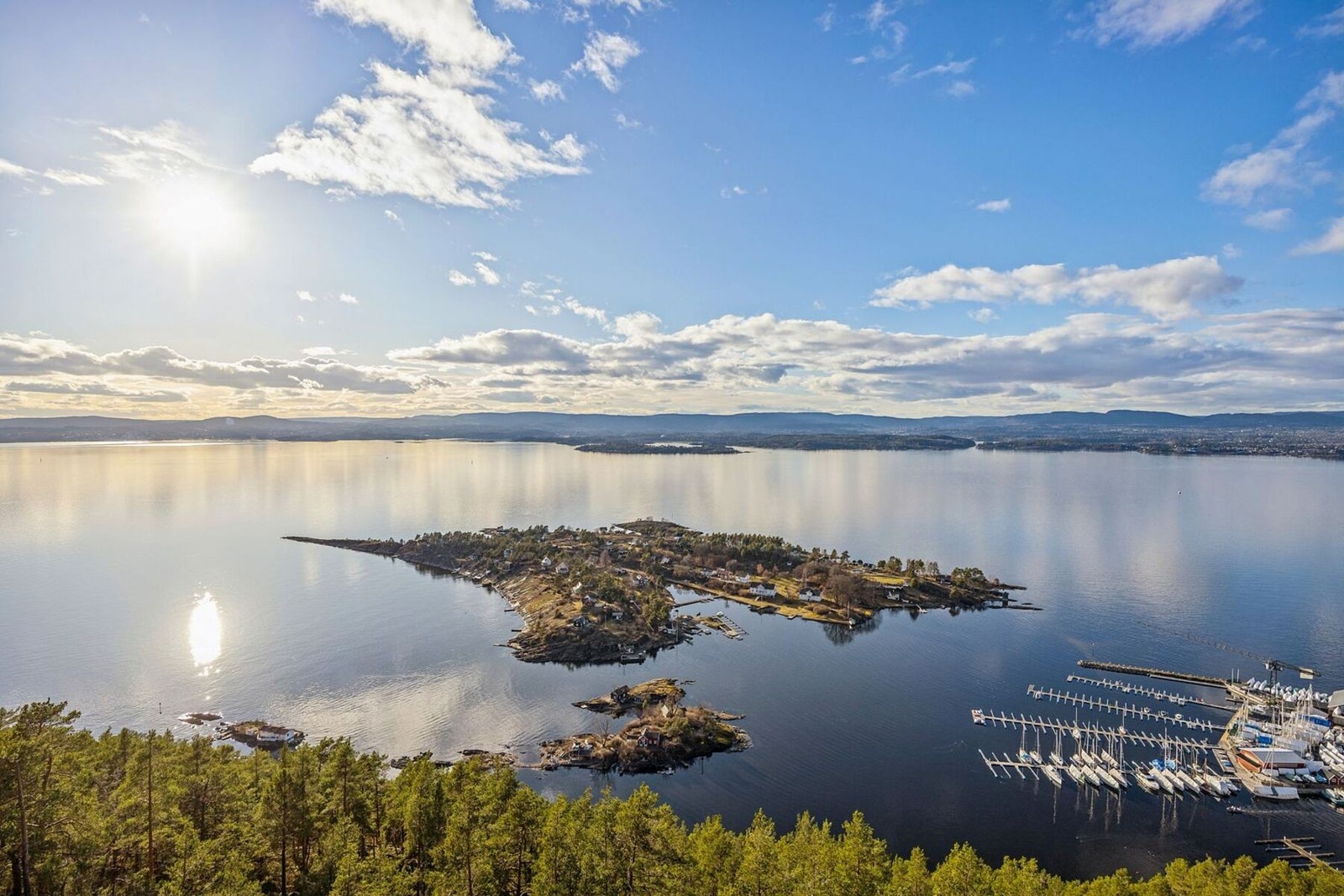 Dette er ikke flyfoto, men utsikt rett ut fra leilighetens store terrasser! Galleribilde