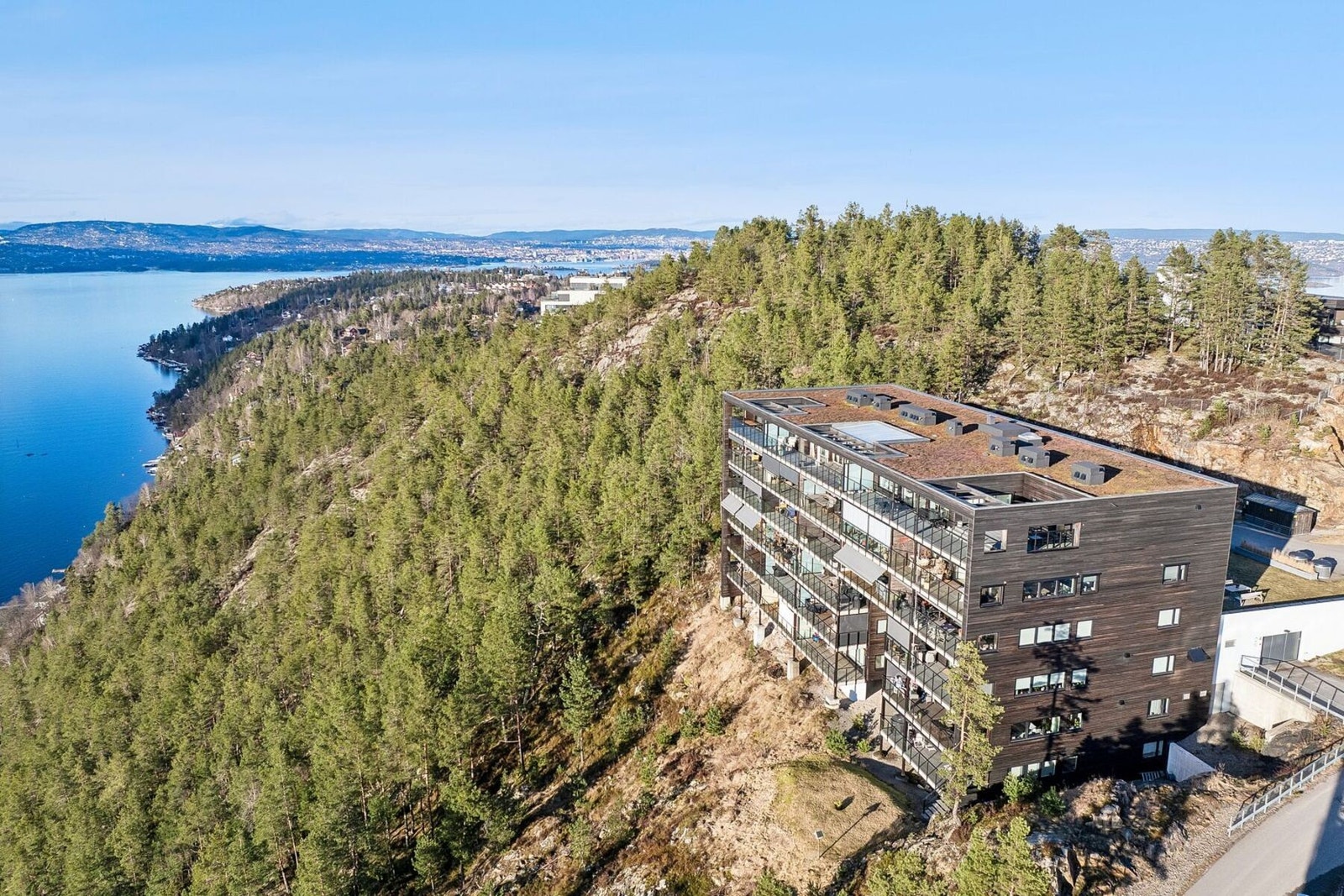 Nærheten til fjorden, flotte turområder og kort vei til Oslo gjør beliggenheten særlig attraktiv for dem som ønsker både rekreasjon og enkel tilgang til byens fasiliteter. Galleribilde