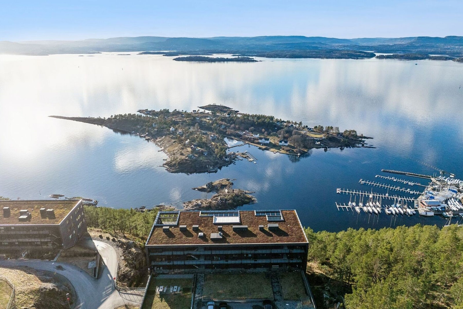 Leiligheten har en attraktiv beliggenhet høyt og fritt på Varden, et av Nesoddens mest attraktive områder. Her kombineres vestvendt beliggenhet med optimale solforhold og en vidstrakt utsikt over Oslofjorden og Ildjernet.
Foto: Efekt Galleribilde