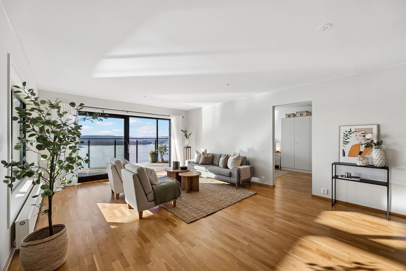 Fra stuen er det adkomst til en vestvendt terrasse (42 m2), hvor du kan nyte solrike ettermiddager og sene sommerkvelder med utsikt i særklasse. Galleribilde
