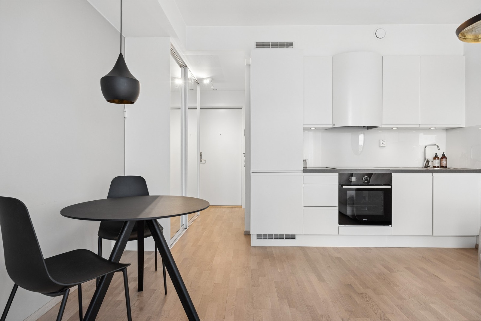 Kjøkken med lyse fronter og laminert benkeplate. Galleribilde
