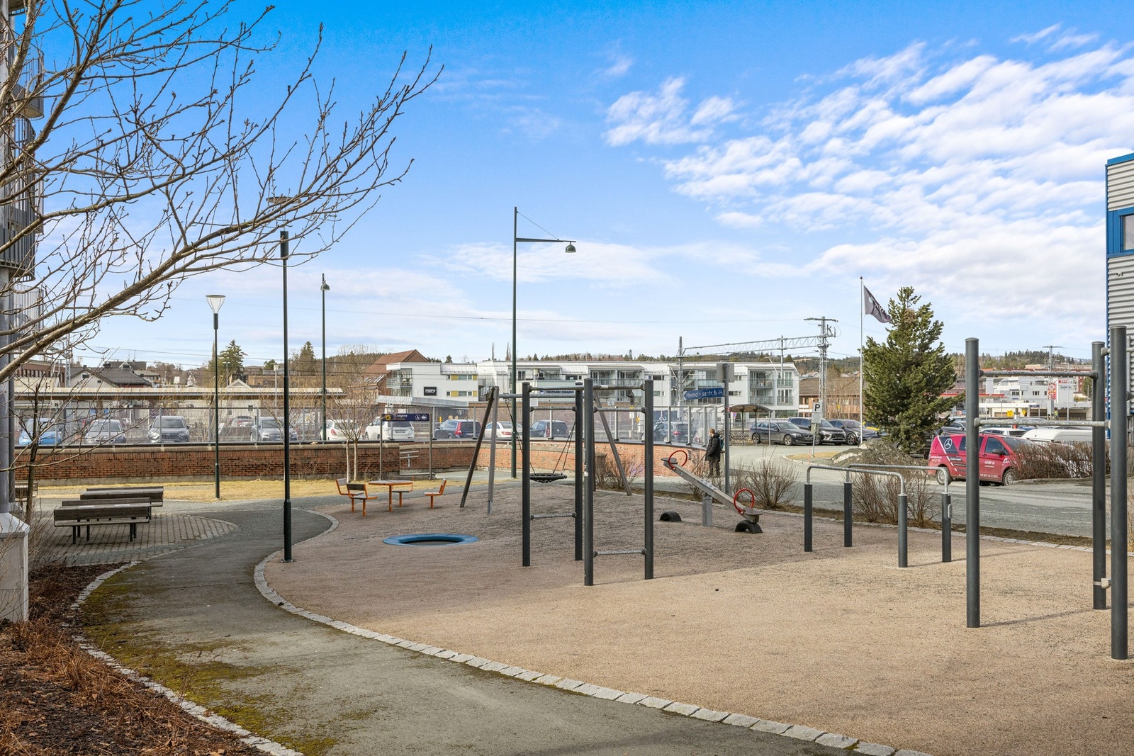 Fine uteområder med sitte plasser og aktiviteter. Galleribilde