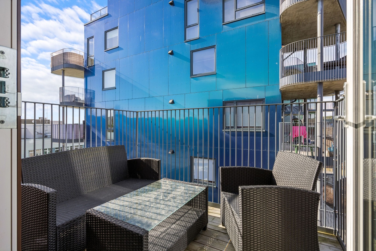 Balkong med god plass til utemøbler, plass for fine stunder fra morgen til kveld i sommer halvåret. Galleribilde