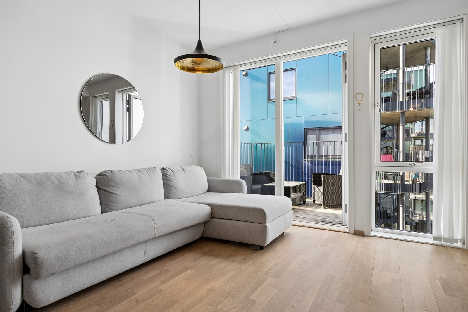 Fra stuen har du en direkte adkomst ut til boligens balkong. Galleribilde