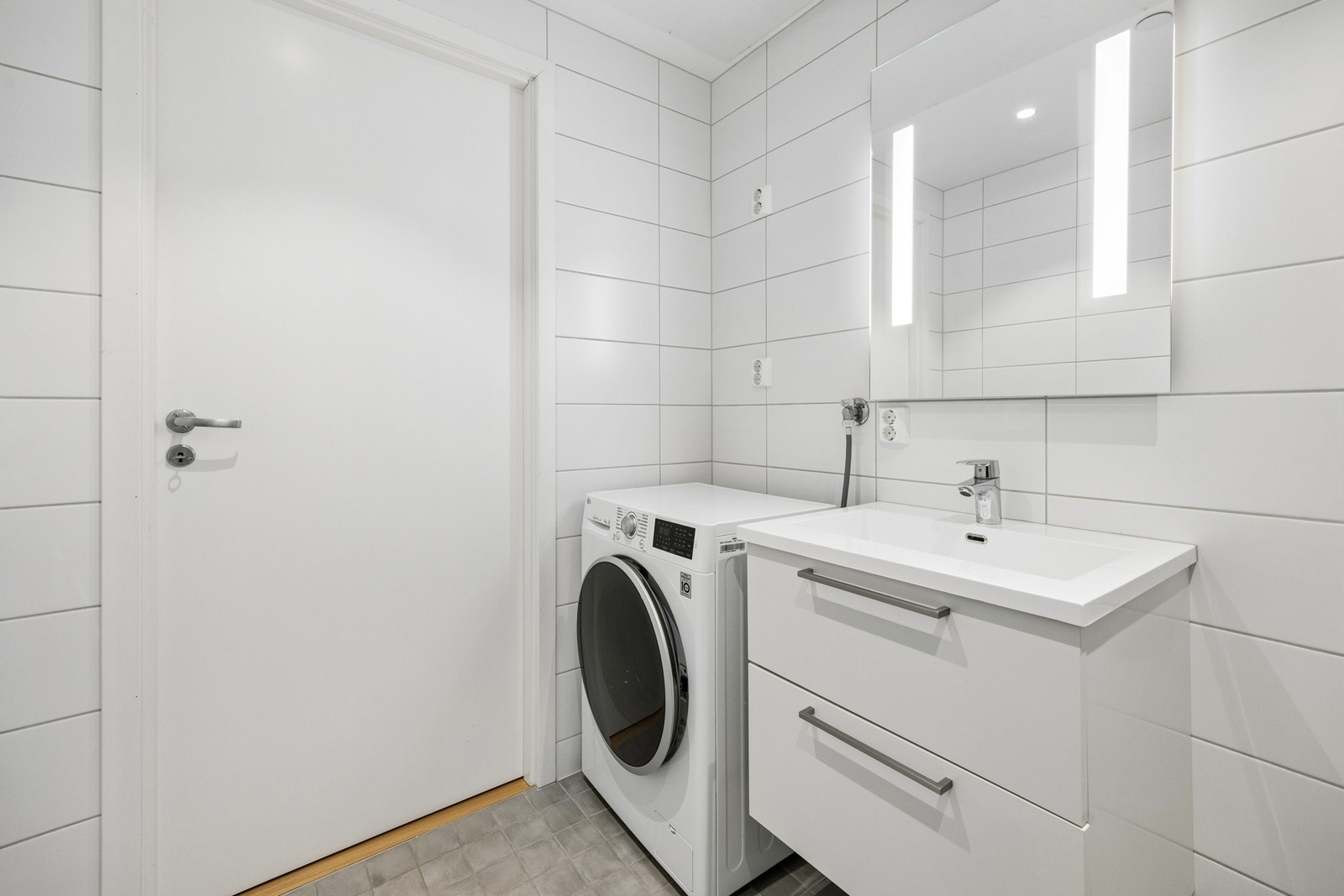 Badet har god plass til vaskemaskin. Galleribilde