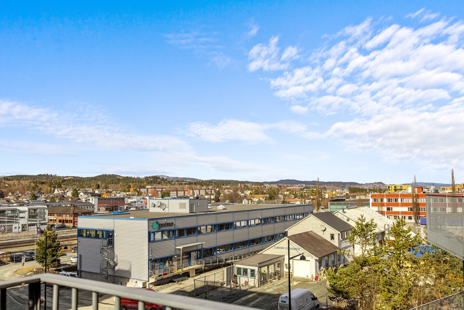 Fra balkongen har du utsikt over nærliggende områder. Galleribilde