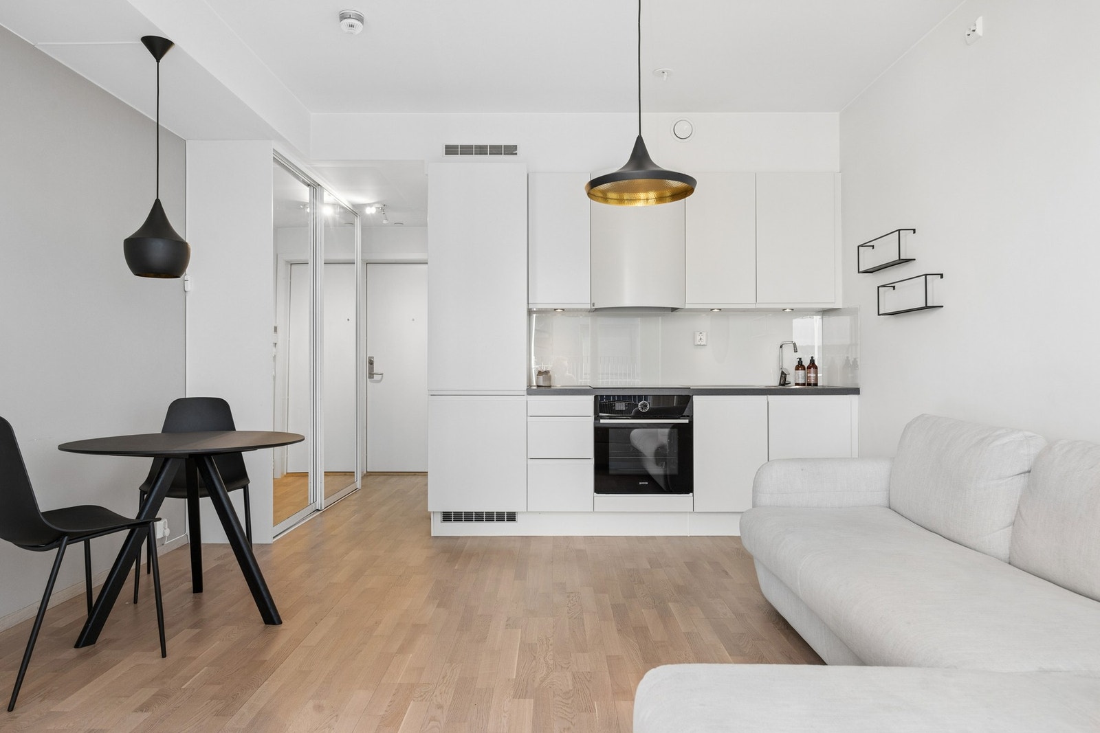 Boligen har god plass til spise bord. Galleribilde