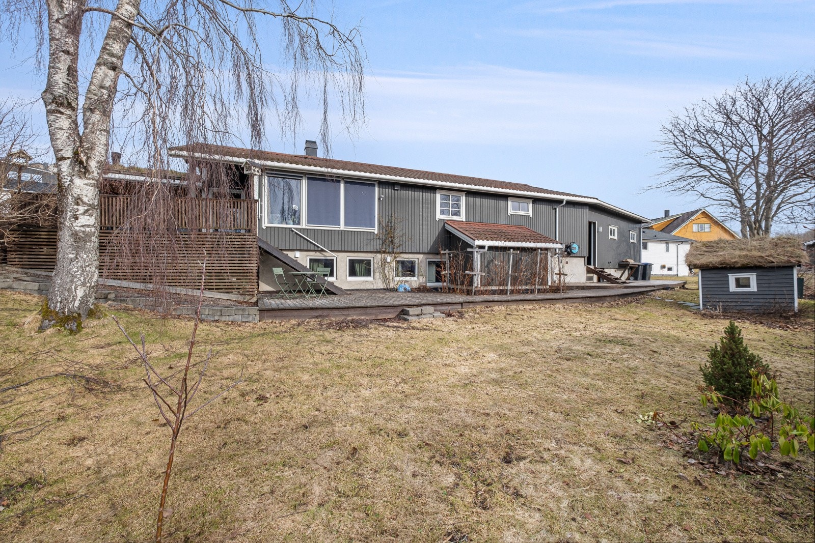 Eiendommen har gode solforhold og en skjermet hage. Galleribilde