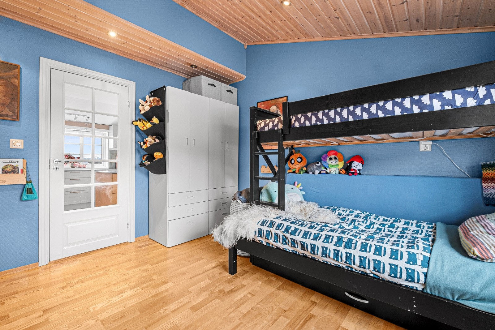 De to soverommene i denne etasjen fremstår som romslige og innbydende, med gode møbleringsmuligheter. Galleribilde